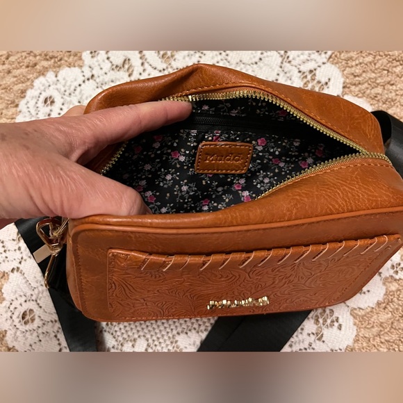 NWT Mudd crossbody bag, tooled design on outside pocket adj strap - Picture 3 of 7